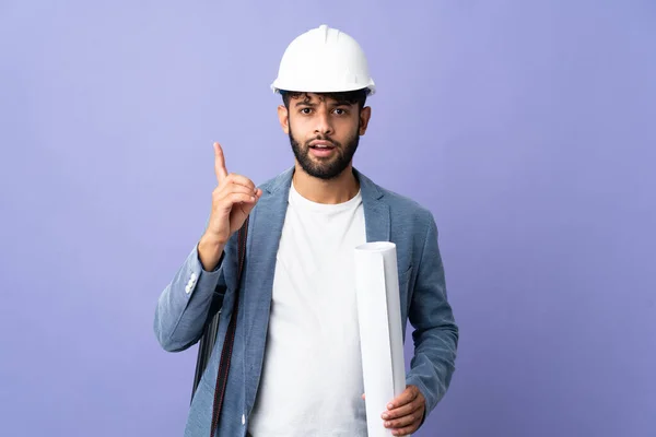 Jovem Arquiteto Marroquino Homem Com Capacete Segurando Plantas Sobre Fundo — Fotografia de Stock