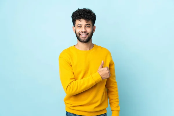 Ung Marockansk Man Isolerad Blå Bakgrund Ger Tummen Upp Gest — Stockfoto