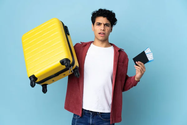 Jonge Venezolaanse Man Geïsoleerd Blauwe Achtergrond Ongelukkig Vakantie Met Koffer — Stockfoto