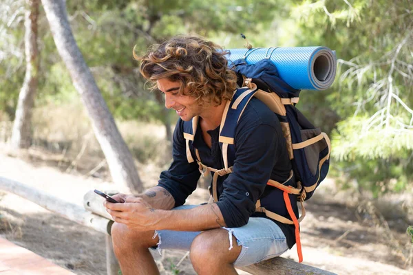 Jovem Homem Caminhante Caucasiano Passar Suas Férias Acampamento Chamar Seus — Fotografia de Stock