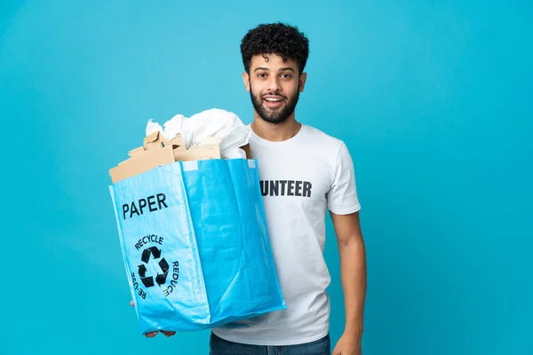 Joven Hombre Marroquí Sosteniendo Una Bolsa Reciclaje Llena Papel Para — Foto de Stock