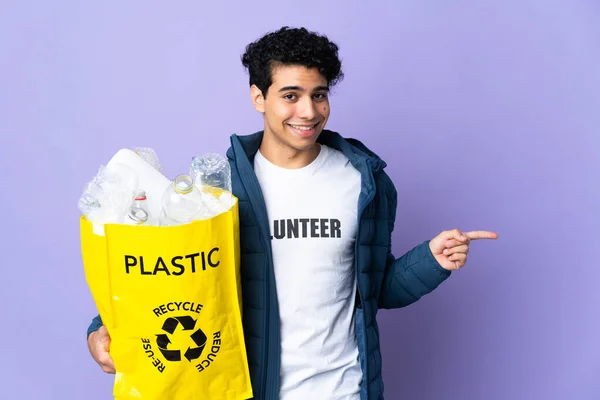 Молодий Венесуельський Чоловік Тримає Сумку Пластиковими Пляшками Вказують Пальцем Бік — стокове фото