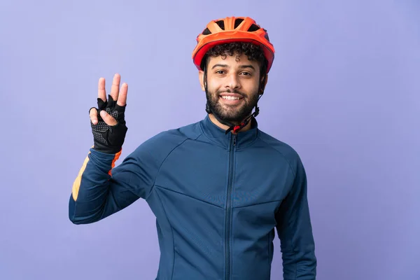 Joven Ciclista Marroquí Aislado Sobre Fondo Morado Feliz Contando Tres — Foto de Stock