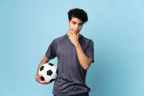 Venezuelano Jogador Futebol Homem Sobre Fundo Isolado Pensamento — Fotografia de Stock