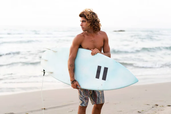 Joven Caucásico Hombre Levantarse Temprano Hacer Surf Amanecer — Foto de Stock