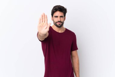 Sakallı yakışıklı genç, soyutlanmış beyaz bir geçmişi var.