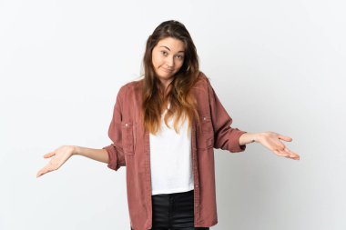 Genç İrlandalı kadın beyaz arka planda izole edilmiş mutlu ve gülümsüyor