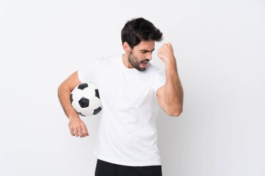Sakallı yakışıklı bir genç, izole edilmiş beyaz bir geçmişi var. Futbol topu zaferi kutluyor.
