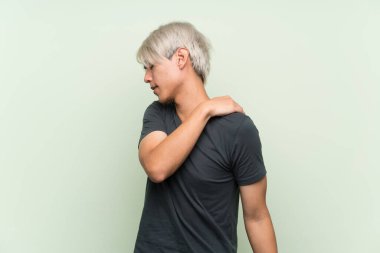 Tecrit edilmiş yeşil bir geçmişi olan genç Asyalı bir adam omuz ağrısından muzdarip.