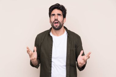 Sakallı ve sakallı genç ve yakışıklı bir adam kötü bir durum yüzünden hayal kırıklığına uğramış.