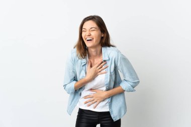 Genç İrlandalı bir kadın beyaz arka planda izole edilmiş, gülümsüyor.