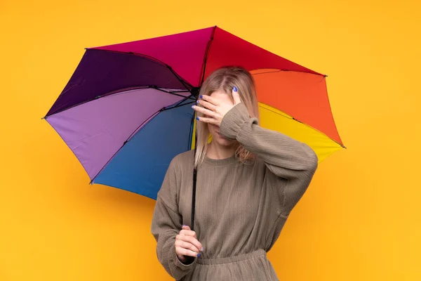 Jeune Femme Blonde Tenant Parapluie Sur Mur Jaune Isolé Couvrant — Photo