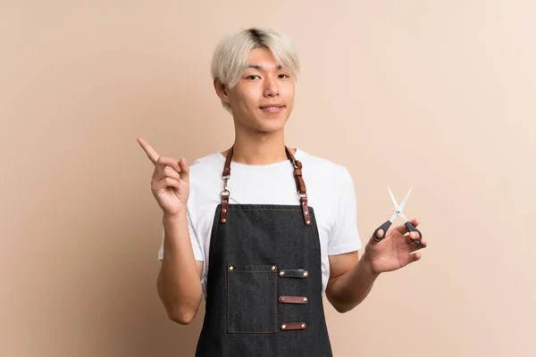 Joven Asiático Hombre Sobre Aislado Fondo Con Peluquería Peluquero Vestido — Foto de Stock