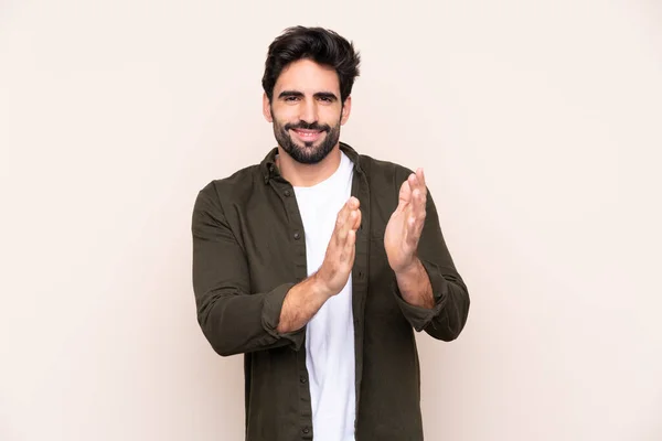 Joven Hombre Guapo Con Barba Sobre Fondo Aislado Aplaudiendo Después — Foto de Stock