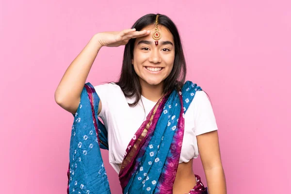Mladá Indická Žena Sari Přes Izolované Pozadí Dívá Daleko Rukou — Stock fotografie