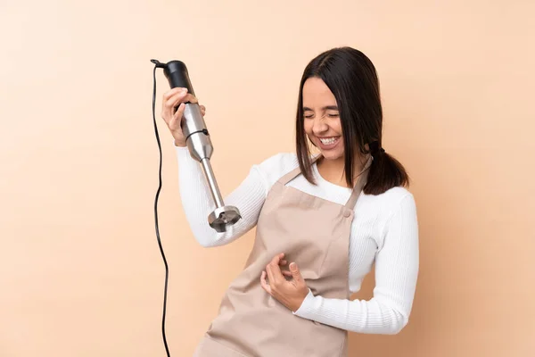 Jovem Morena Usando Liquidificador Mão Sobre Fundo Isolado Fazendo Gesto — Fotografia de Stock