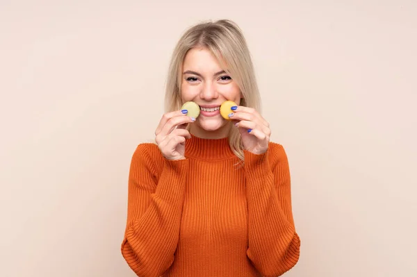 Jovem Loira Russa Sobre Fundo Isolado Segurando Macarons Franceses Coloridos — Fotografia de Stock