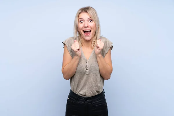 Young Blonde Woman Isolated Blue Background Celebrating Victory — Stock Photo, Image