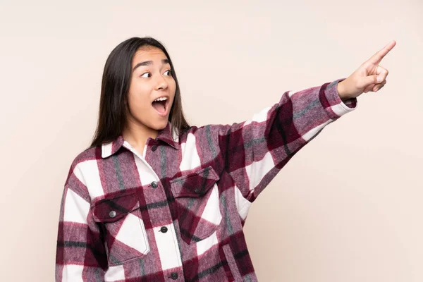 Jonge Indiaanse Vrouw Geïsoleerd Beige Achtergrond Wijzend Weg — Stockfoto