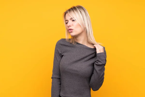 Jovem Loira Sobre Fundo Amarelo Isolado Com Expressão Cansada Doente — Fotografia de Stock