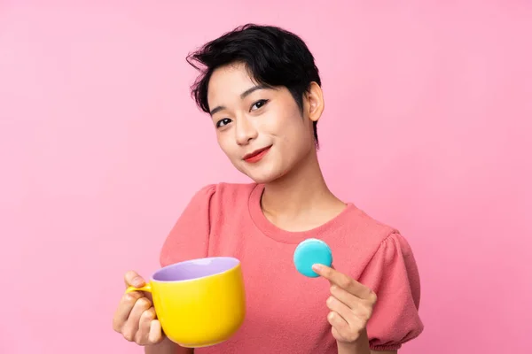 Giovane Ragazza Asiatica Sfondo Rosa Isolato Con Macaron Francesi Colorati — Foto Stock