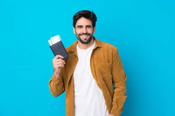 Jovem Homem Bonito Com Barba Sobre Fundo Azul Isolado Feliz — Fotografia de Stock