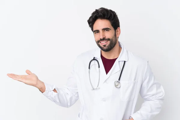 Jovem Homem Bonito Com Barba Sobre Fundo Branco Isolado Vestindo — Fotografia de Stock