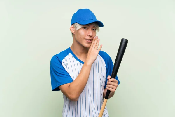 Mladý Asijský Muž Hraje Baseball Přes Izolované Zelené Pozadí Šeptající — Stock fotografie