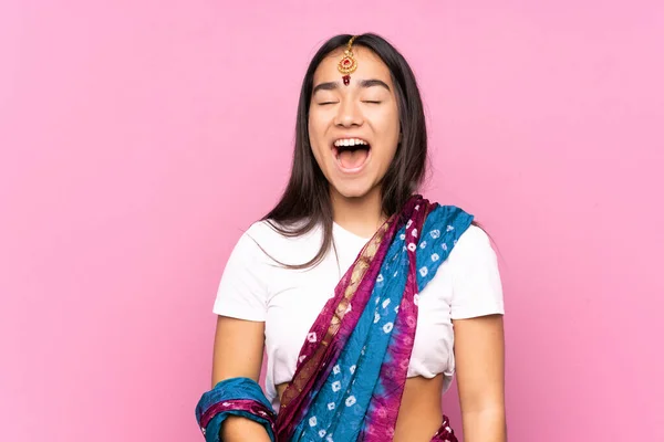 Young Indian Woman Sari Isolated Background Shouting Front Mouth Wide — Stock Photo, Image