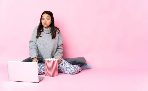 Giovane Donna Razza Mista Mangiare Popcorn Mentre Guarda Film Sul — Foto Stock