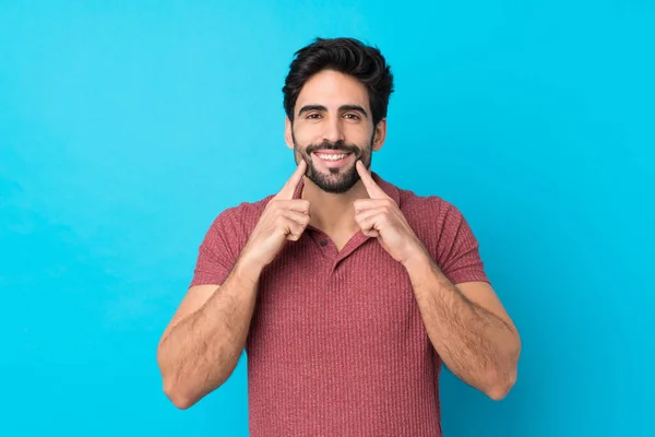 Jovem Homem Bonito Com Barba Sobre Fundo Azul Isolado Sorrindo — Fotografia de Stock