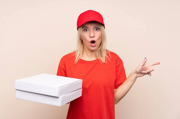 Consegna Pizza Donna Russa Possesso Una Pizza Oltre Muro Isolato — Foto Stock