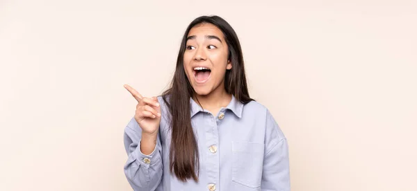 Jovem Indiana Mulher Isolado Bege Fundo Com Intenção Realizar Solução — Fotografia de Stock