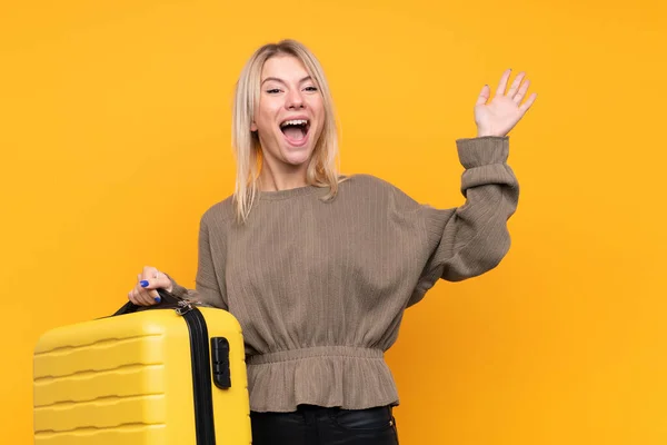 Junge Blonde Frau Über Einsamen Gelben Hintergrund Urlaub Mit Reisekoffer — Stockfoto