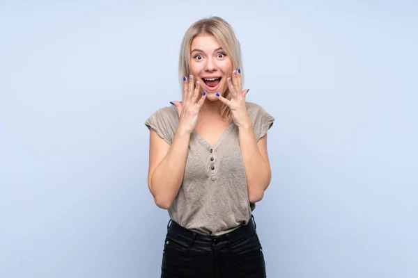 Mujer Rubia Joven Sobre Fondo Azul Aislado Con Expresión Facial —  Fotos de Stock