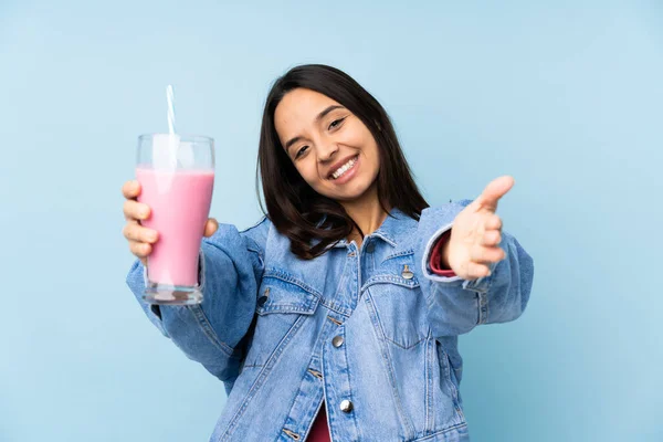 Ung Kvinna Med Jordgubbsmjölkshake Över Isolerad Blå Bakgrund Presentera Och — Stockfoto