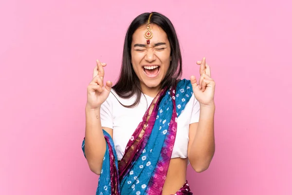 Jonge Indiaanse Vrouw Met Sari Geïsoleerde Achtergrond Met Vingers Kruisen — Stockfoto