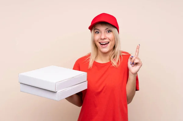 Entrega Pizza Mulher Russa Segurando Uma Pizza Sobre Parede Isolada — Fotografia de Stock