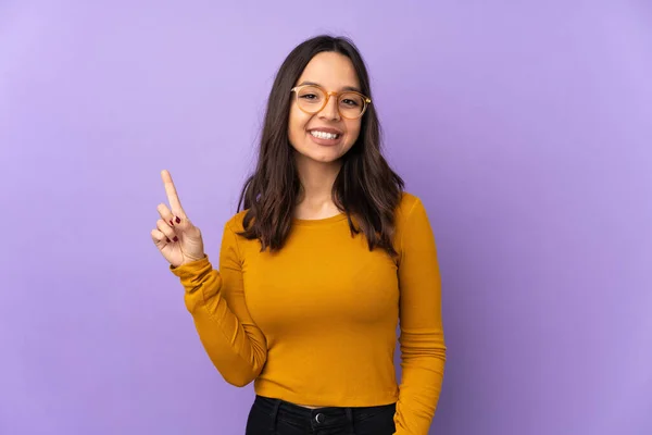 Mujer Joven Mestiza Aislada Sobre Fondo Púrpura Mostrando Levantando Dedo —  Fotos de Stock