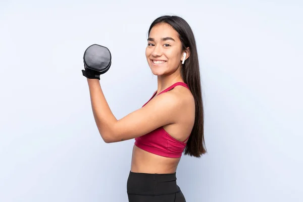 Jonge Indiase Sport Vrouw Geïsoleerd Blauwe Achtergrond Maken Gewichtheffen — Stockfoto