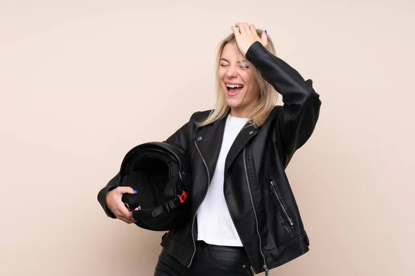 Jovem Loira Com Capacete Motocicleta Sobre Fundo Isolado Percebeu Algo — Fotografia de Stock