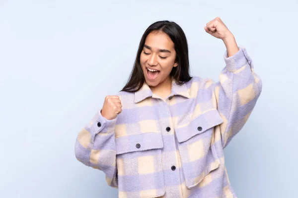 Mujer India Joven Aislada Sobre Fondo Azul Celebrando Una Victoria —  Fotos de Stock