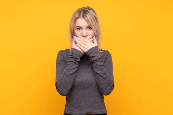 Sarışın Genç Bir Kadın Izole Edilmiş Sarı Arka Plan Ağzıyla — Stok fotoğraf