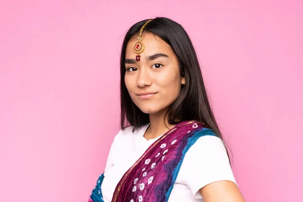 Mladá Indická Žena Sari Přes Izolované Pozadí — Stock fotografie
