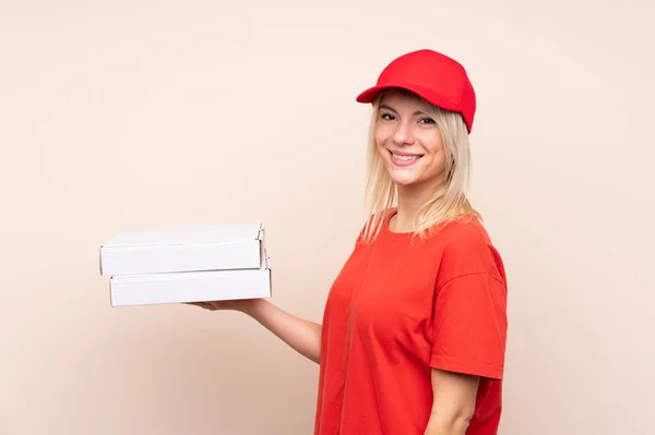 Entrega Pizza Mulher Russa Segurando Uma Pizza Sobre Parede Isolada — Fotografia de Stock