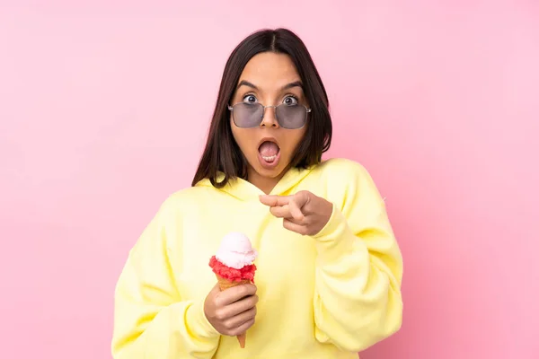 Jovem Morena Segurando Sorvete Corneto Sobre Fundo Rosa Isolado Surpreso — Fotografia de Stock