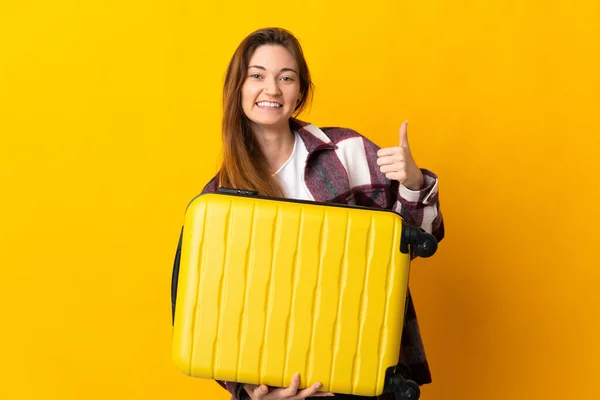 Mladé Irsko Žena Izolované Žlutém Pozadí Dovolené Cestovním Kufříkem Palcem — Stock fotografie