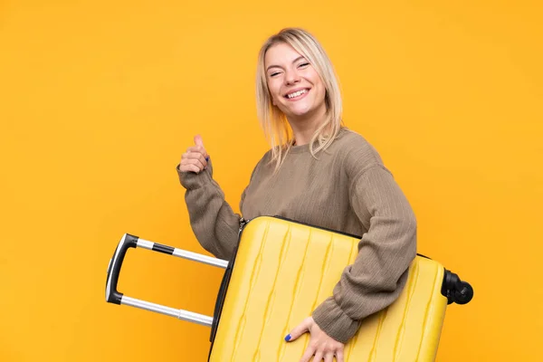 Mujer Rubia Joven Sobre Fondo Amarillo Aislado Vacaciones Con Maleta — Foto de Stock