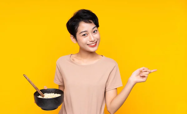 Menina Asiática Sobre Fundo Amarelo Isolado Surpreendido Apontando Dedo Para — Fotografia de Stock