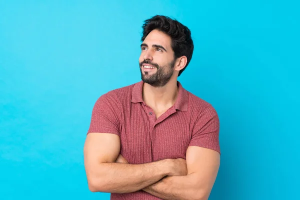 Jeune Homme Beau Avec Barbe Sur Fond Bleu Isolé Levant — Photo